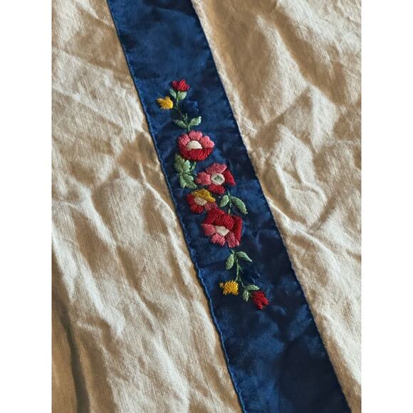 Vintage Hand Embroidered Table Topper Floral 30" x 30" - Picture 3 of 10
